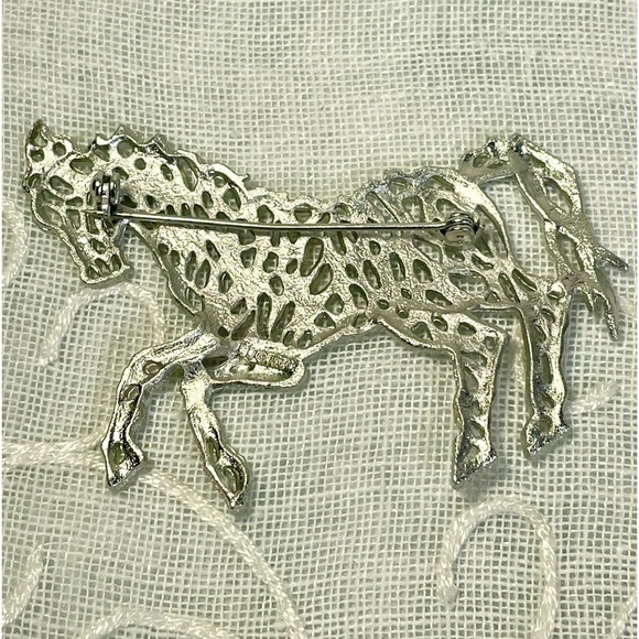 Vintage 1998 JJ Jonette Galloping Horse Silver Tone 3"x2” Filigree Brooch. - Picture 2 of 5